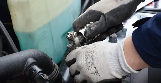 Objawy Luźnych Klem na Akumulatorze: Co Musisz Wiedzieć o Luźnej Klemie