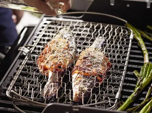 Jak grillować rybę na grillu elektrycznym, aby uniknąć przesuszenia?