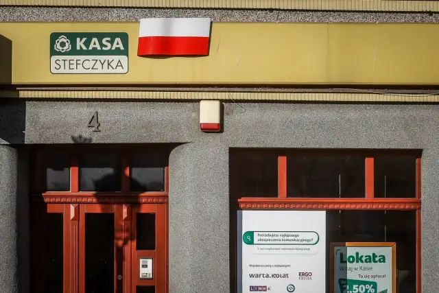 Kasa Stefczyka, z polską flagą i ofertą lokat. Czy to miejsce oferuje uczciwe skoki stefczyka oszustwa?