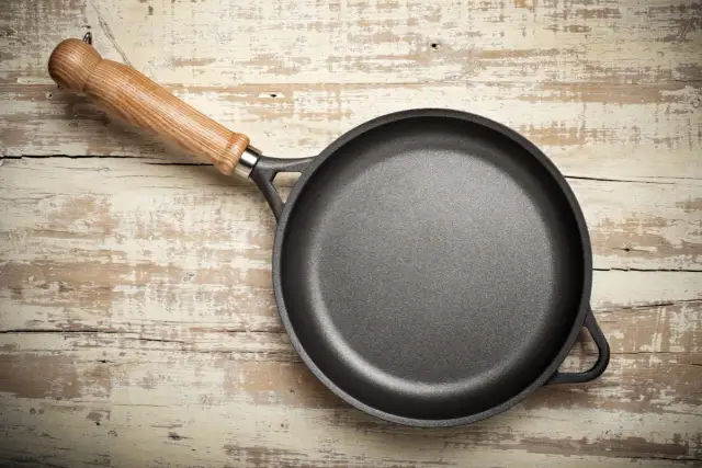 Jak wyczyścić patelnię teflonową w środku bez uszkodzeń?