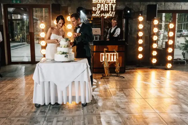 Krótkie życzenia dla młodej pary: Jak błyskotliwie uczcić miłość?