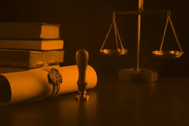 Zapieczętowany dokument, waga sprawiedliwości i księgi. Pytanie o zachowek po rodzicach do ilu lat?