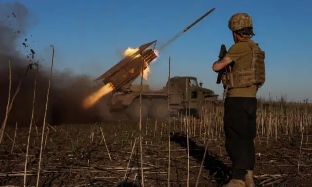 Co to jest wojna? Zrozumienie definicji i jej skutków społecznych