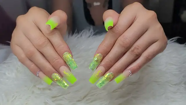 Las uñas neón: tendencias y diseños que no puedes dejar pasar