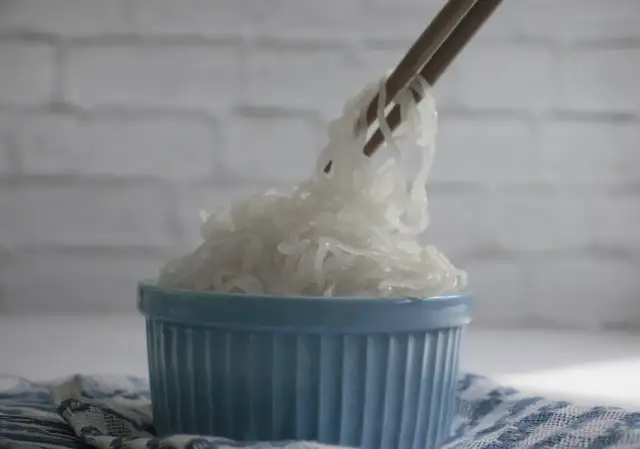 Czy makaron konjac jest zdrowy? Korzyści, wady i jak go jeść