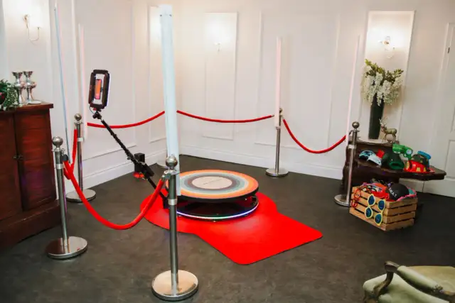 Jak działa fotobudka 360? Poznaj jej sekrety i korzyści dla Twojej imprezy!
