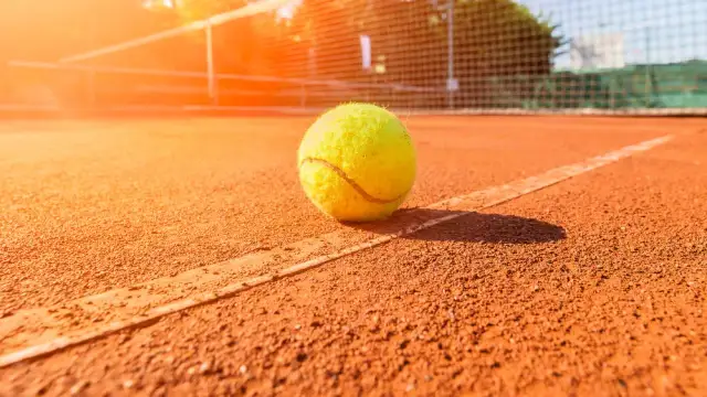 Dlaczego piłka tenisowa pokryta jest meszkiem? Odkryj jej tajemnice