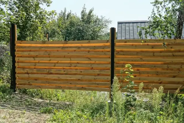 Jak zamontować płot lamelowy do siatki - uniknij najczęstszych błędów