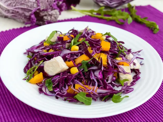 Sałatka z czerwonej kapusty jak w restauracji – smak, który zachwyca