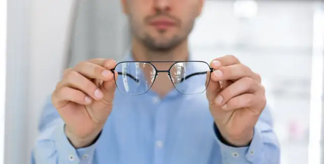 Jak dobrać oprawki męskie, aby uniknąć błędów i wyglądać stylowo