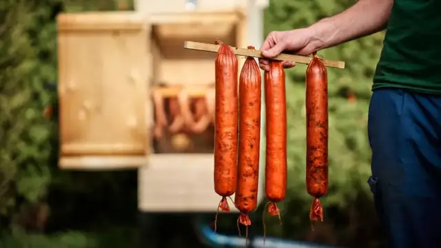 Wędzarnia ogrodowa drewniana czy metalowa: co wybrać, aby nie żałować?