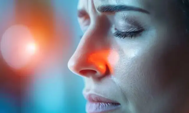 Zatokowy ból głowy objawy – jak odróżnić od migreny i złagodzić ból