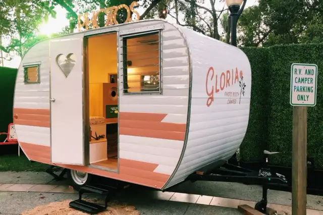 Fotolustro czy fotobudka – co wybrać, aby zaoszczędzić i zachwycić?