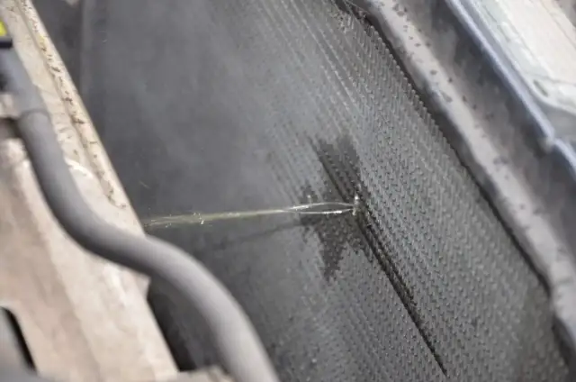 Pęknięta chłodnica co zrobić? Skuteczne metody naprawy i koszty