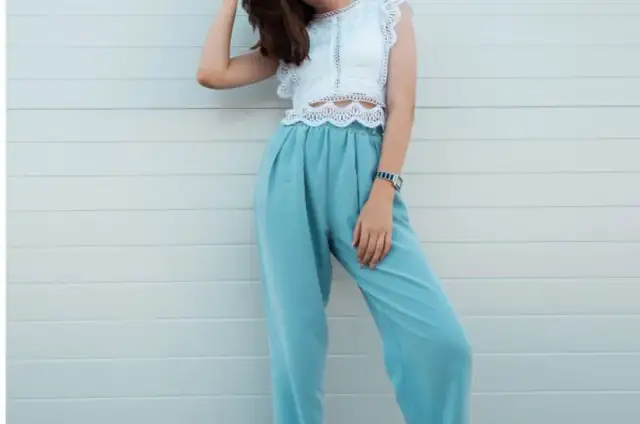 Jaką bluzkę do niebieskich spodni wybrać, aby wyglądać stylowo?