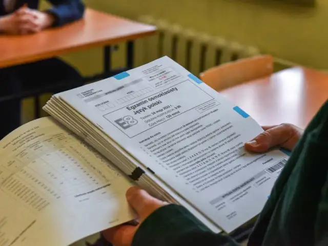 Stos arkuszy egzaminacyjnych z języka polskiego na egzaminie ósmoklasisty.