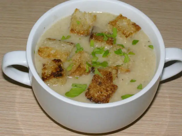 Jak zrobić pyszną zupę cebulową? Prosty przepis krok po kroku dla każdego