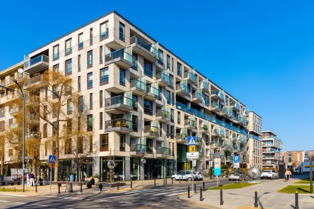 Nowoczesne apartamentowce we Wrocławiu, z licznymi balkonami, odzwierciedlają aktualne ceny mieszkań we Wrocławiu.
