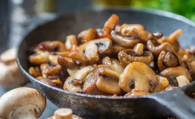 Czy warto podsmażyć pieczarki do pizzy? Sekret lepszego smaku i tekstury