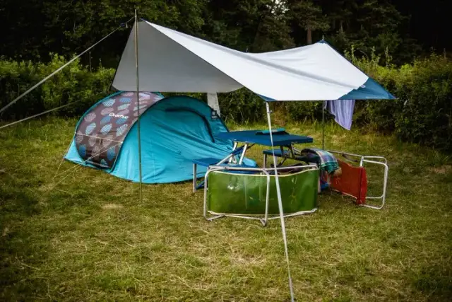 Co potrzebne pod namiot: niezbędne akcesoria, które musisz mieć