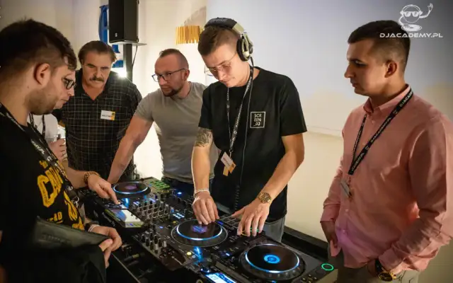 Jak zostać DJ-em w klubie? Przewodnik od pasji do pierwszych zleceń