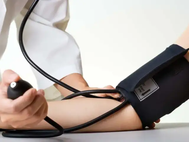 Dlaczego ciśnienie mierzymy na prawej ręce? Wyjaśniamy