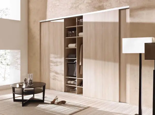 Poradnik dotyczący akcesoriów do szafy garderobianej – jakie dodatki wybrać