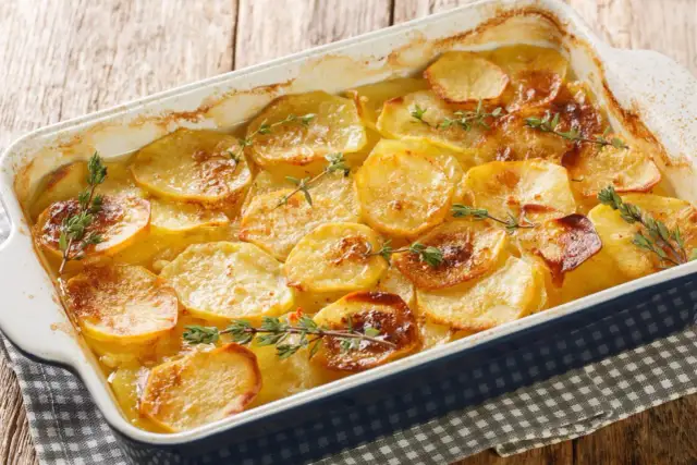 Idealny sos do zapiekanki ziemniaczanej? 6 przepisów i porady!