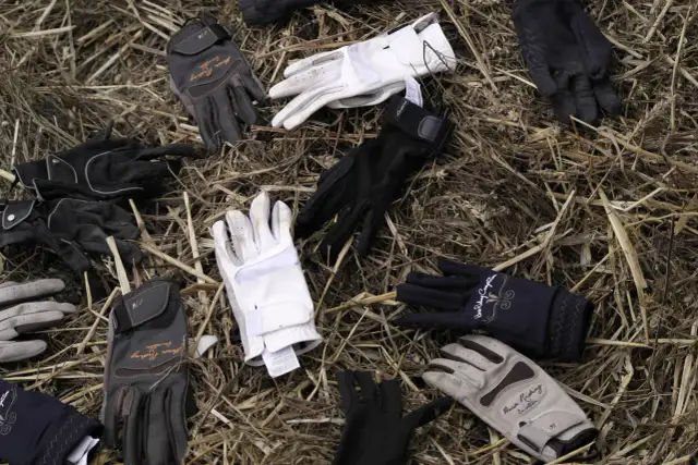 Rękawiczki jeździeckie Fouganza: Jak wybrać idealne z Decathlonu?