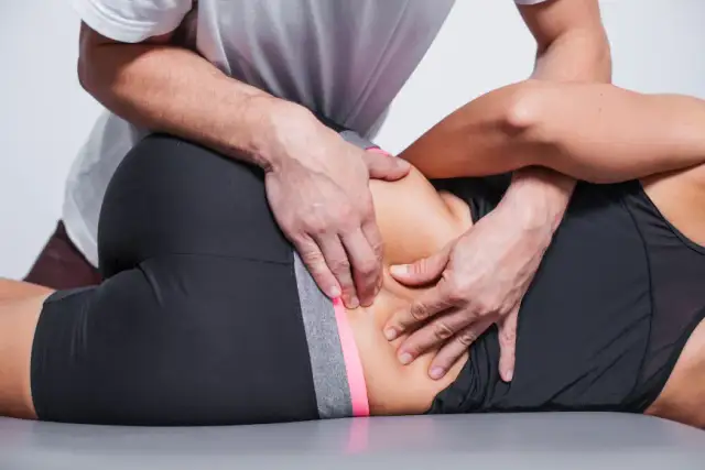 Masaż na rwę kulszową: jaki wybrać? Ulga czy ryzyko?