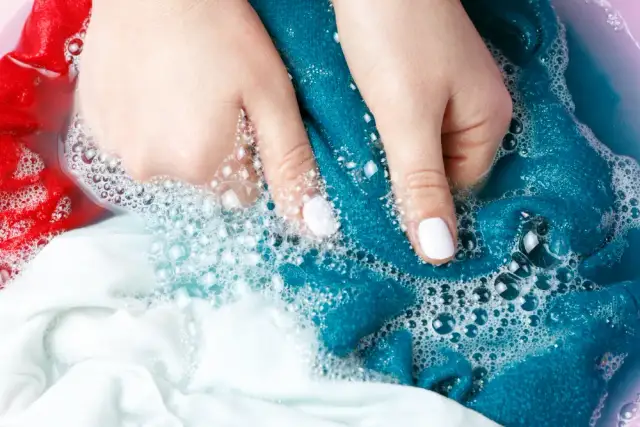 Jak sprać podkład z bluzki - skuteczne metody na trudne plamy