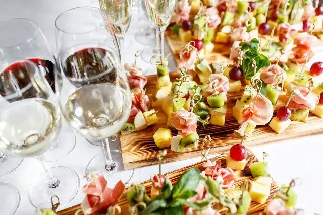 Jakie przekąski do prosecco? Odkryj najlepsze smaki na przyjęcie