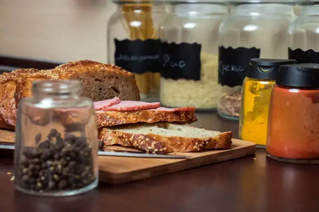 Ile przypraw do kiełbasy? Odpowiednie proporcje dla smaku idealnego