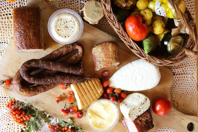 Gdzie zjeść w Krainie Otwartych Okiennic? Odkryj najlepsze restauracje