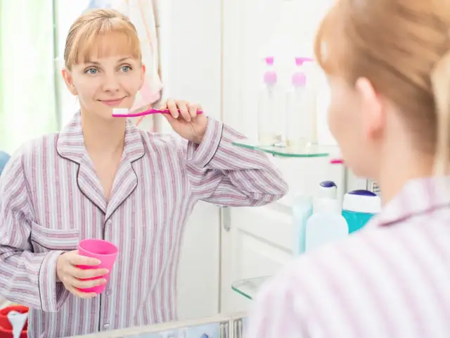 Płukanie ust: błąd, który niszczy zęby? Ekspert wyjaśnia