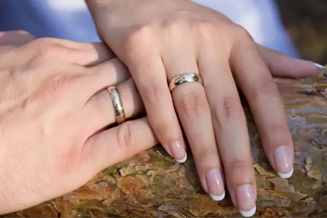 Czy można kupić jedną obrączkę? Odkryj elastyczność wyboru biżuterii