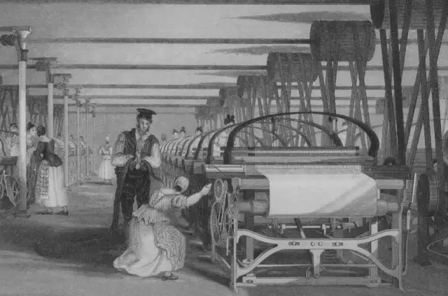 Pracownicy w fabryce tkackiej, maszyny przemysłowe i wielkie rolki przędzy.