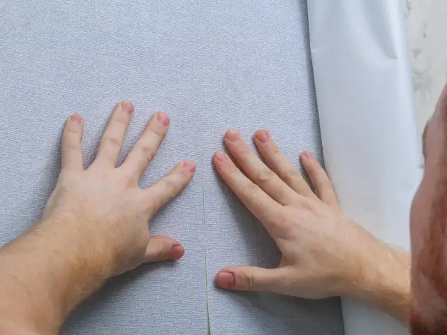 Jak się kładzie tapety - uniknij najczęstszych błędów i zyskaj efekt