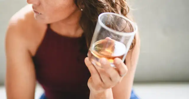 Alkohol po chemioterapii: czy można pić? Ekspert wyjaśnia