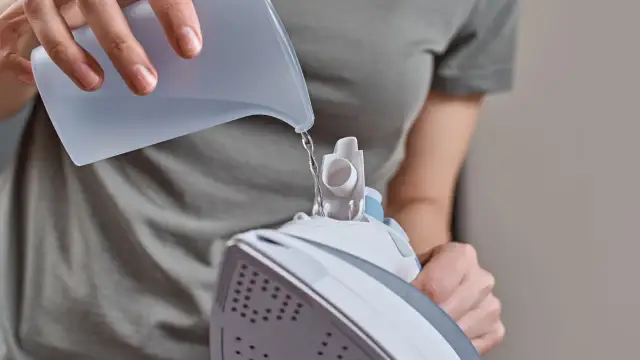 Jaka woda do parownicy? Uniknij awarii i plam na ubraniach!