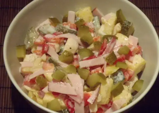 Jak zrobić sałatkę z ananasem: przepis krok po kroku + warianty