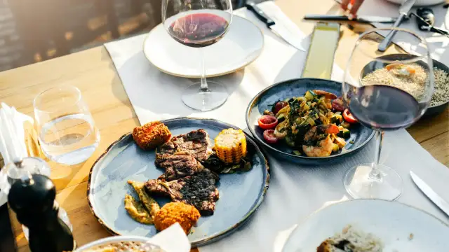 Jak udekorować stół na grilla, aby zachwycić gości i stworzyć atmosferę