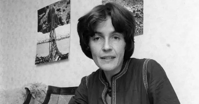 Polska alpinistka Wanda Rutkiewicz na zdjęciu. W tle widoczne obrazy z górskim krajobrazem.