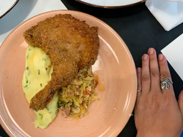 Gdzie zjeść w Dębkach? Najlepsze restauracje, które musisz poznać