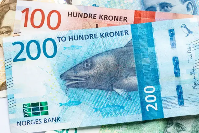 Norweskie banknoty: 100 i 200 koron. Na 200-koronowym banknocie widnieje dorsz i maskonur. To jest kr jaka to waluta.