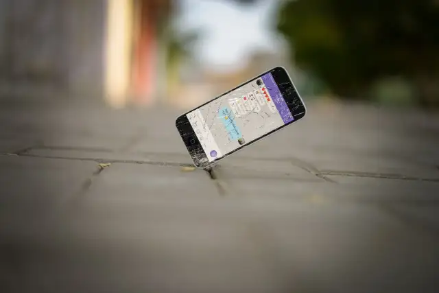 Rozbity telefon leży na chodniku. Wypalony ekran pokazuje ostatnią rozmowę: "Czy właśnie zerwałaś ze mną?".