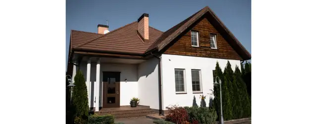 Elewacja do brązowego dachu i białych okien: wybierz idealny kolor!