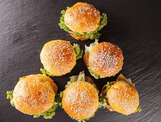 Sekret puszystych bezglutenowych bułek do burgerów: domowy przepis