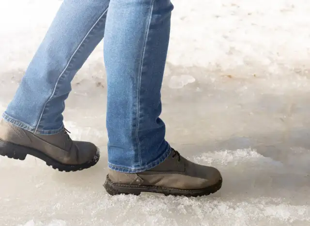 Nie ślizgaj się! Jaka podeszwa butów najlepsza na lód?