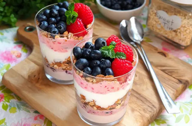 Pyszne desery z jogurtów owocowych z granolą i świeżymi owocami. Idealny pomysł na śniadanie lub przekąskę.